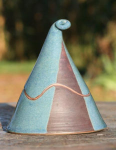 boite triangulaire avec un couvercle en forme de chapeau de lutin, oeuvre de Dominique Trabut